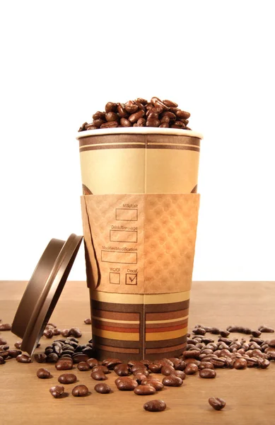 Copo de café descartável com feijão — Fotografia de Stock