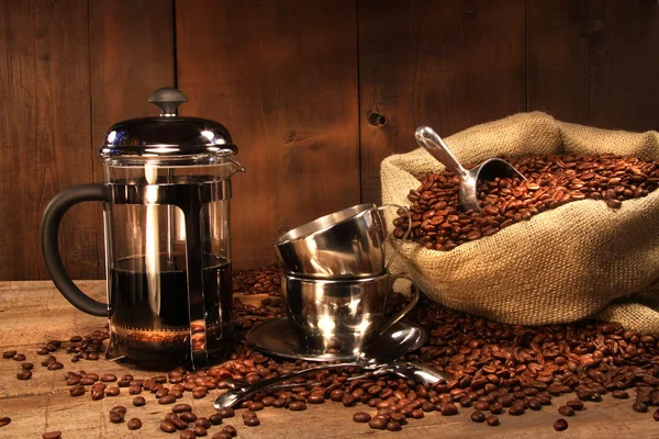 Saco de granos de café con prensa francesa —  Fotos de Stock