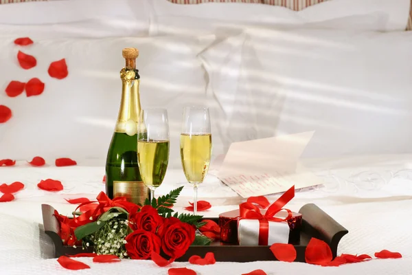 Champagner im Bett — Stockfoto