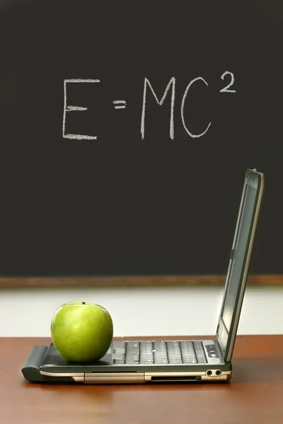 Laptoplu ve yeşil elmalı masa — Stok fotoğraf