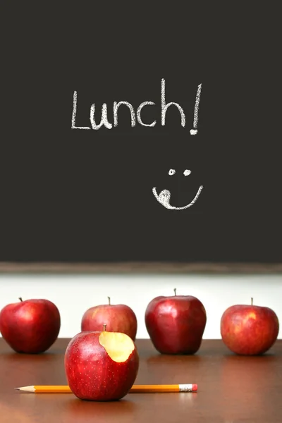 Jablka na školní lavici — Stock fotografie