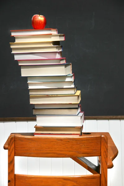 Στοίβα των βιβλίων πάνω στο γραφείο ένα παλιό σχολείο — Φωτογραφία Αρχείου