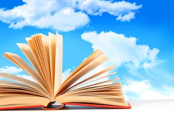 Open boek tegen een blauwe hemel — Stockfoto