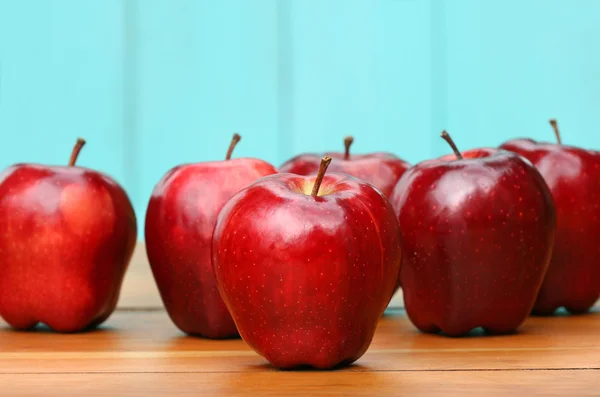 Červená lahodná jablka na stole staré školy — Stock fotografie