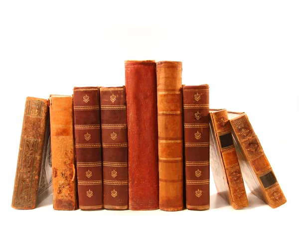Alte Bücher vor weißem Hintergrund — Stockfoto