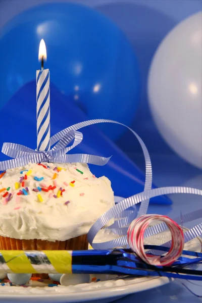 Pequeno cupcake com vela azul — Fotografia de Stock