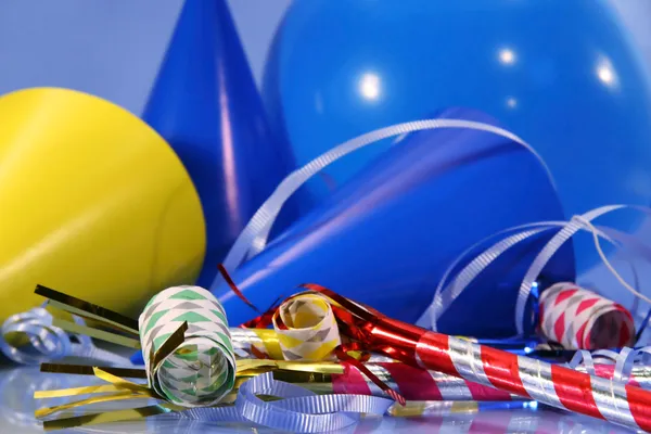 Голубые праздничные украшения с воздушными шарами, шляпами и лентами — стоковое фото