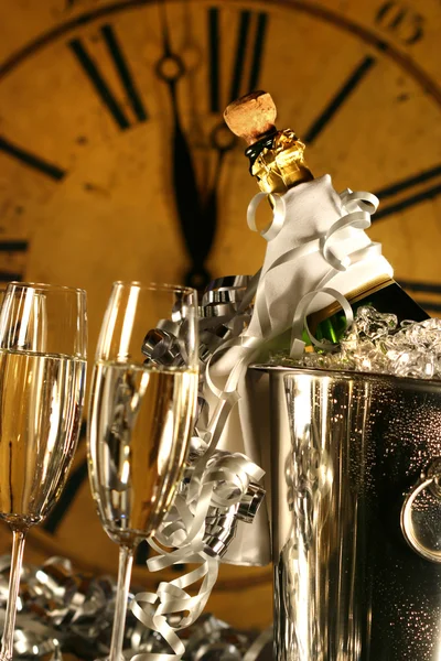 Champán en cubo con copas listo para Año Nuevo — Foto de Stock