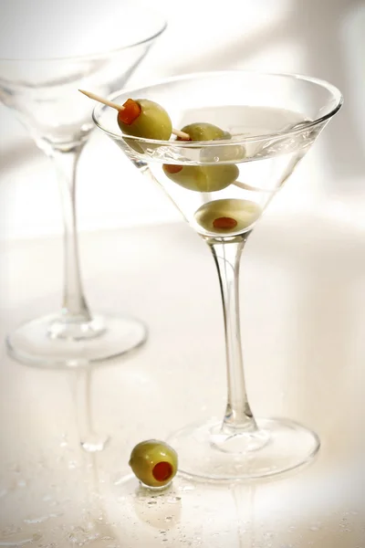 Martini e azeitonas — Fotografia de Stock