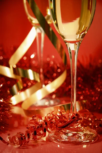フルーティングを施されたシャンパン グラスと赤のリボン — ストック写真