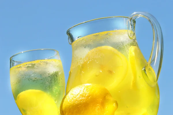 Холодный лимонад в жаркий летний день — стоковое фото