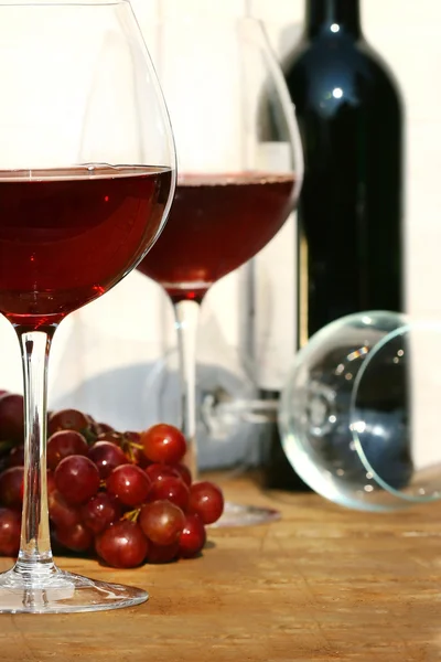 Dvě sklenice červeného vína — Stock fotografie