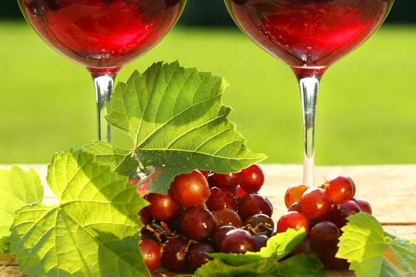 Copos de vinho tinto em uma mesa — Fotografia de Stock