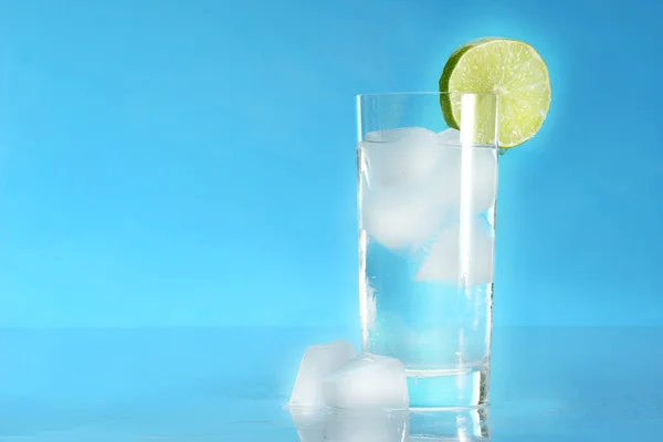 Glas kalten Wassers — Stockfoto