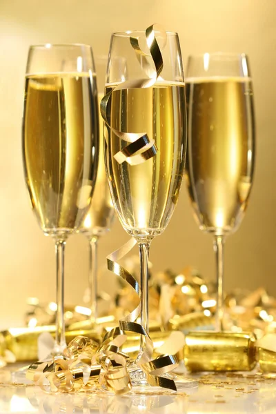 Bardak altın şampanya parti için hazır — Stok fotoğraf