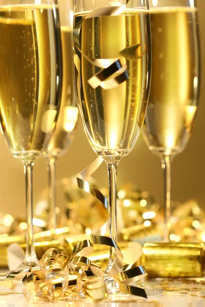 フルーティングを施されたガラスおよび党リボンと黄金のシャンパンの輝き — ストック写真
