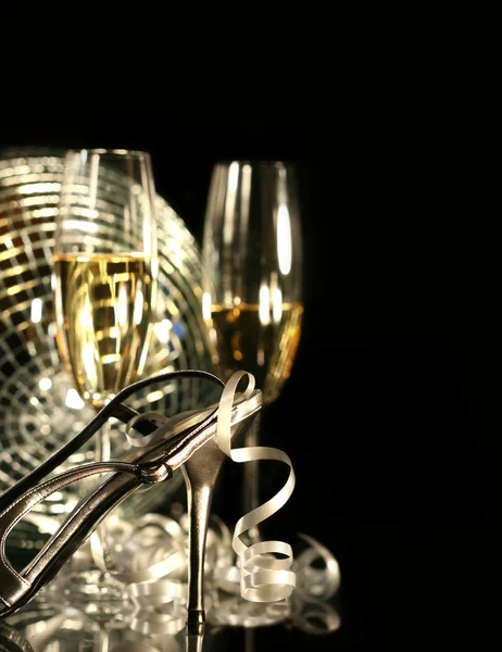 Silver party shoe with glasses of champagne on black — Stock Photo, Image