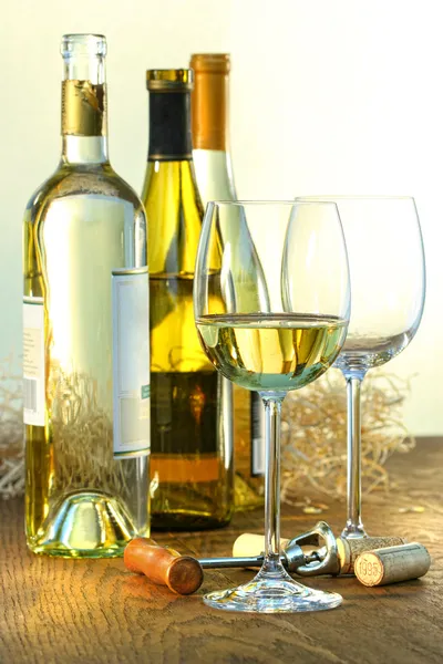 Bottiglie di vino bianco con calici pronti per la degustazione — Foto Stock