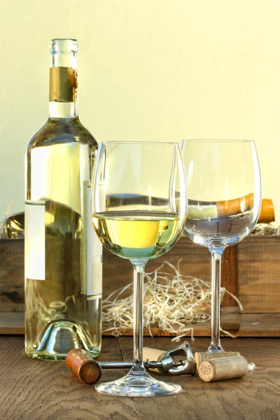 生活依然白的葡萄酒瓶及箱在背景戴眼镜 — 图库照片