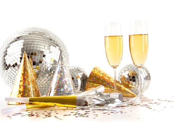 Beyaz üzerine Festival parti şapkaları ile şampanya bardağı — Stok fotoğraf