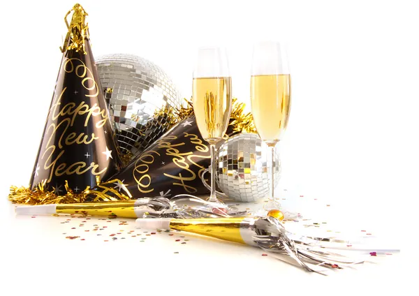 Champagneglas med festliga partyhattar på vit — Stockfoto