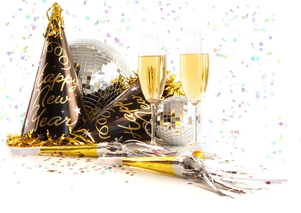 Bicchieri di champagne con cappelli da festa festivi su bianco — Foto Stock