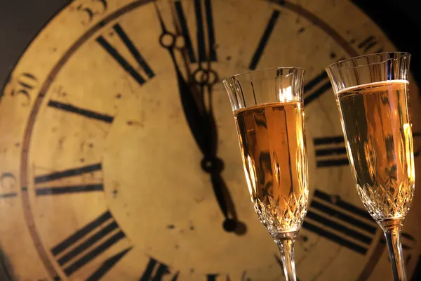 Celebrando Ano Novo com copos de champanhe — Fotografia de Stock