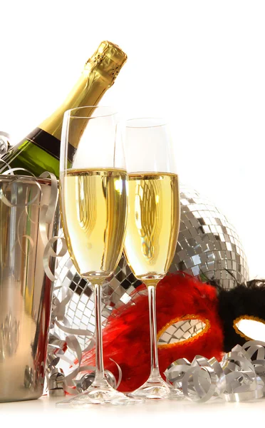 Maskarady maski i szampana szklanki na białym — Zdjęcie stockowe