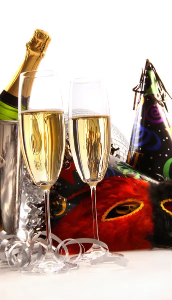 Glazen champagne met maskers en feestmutsen — Stockfoto