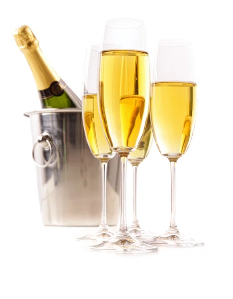 Kieliszki do szampana z wiaderka lód na białym tle — Zdjęcie stockowe