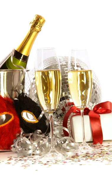 Glasses of champagne with mask and gift — Stock Photo, Image