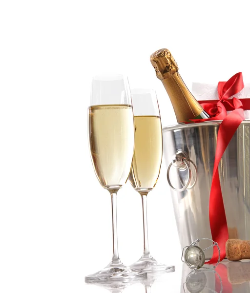 Okulary szampana z czerwoną wstążką prezent — Zdjęcie stockowe