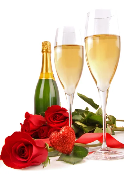 Бокалы для шампанского с розами и маленьким сердцем — стоковое фото
