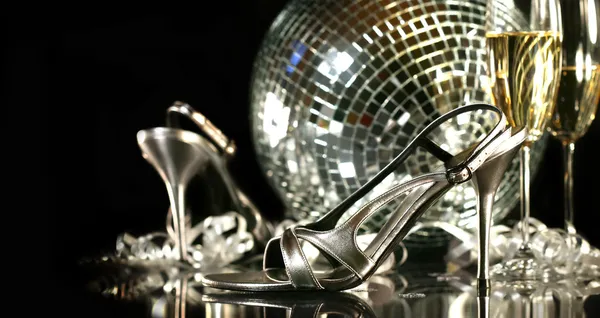 Sapatos de festa de prata com copos de champanhe — Fotografia de Stock