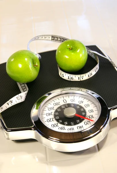 Gewicht schaal met groene appels — Stockfoto