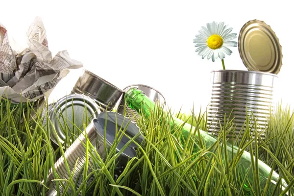 Śmieci, puste puszki i butelki w trawie — Zdjęcie stockowe