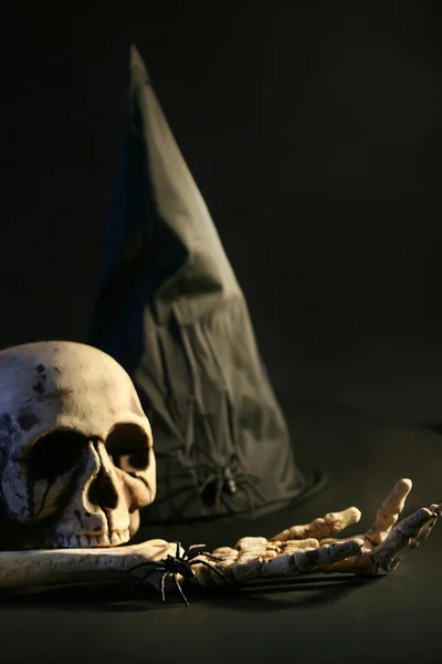 Halloween hat and skull — Stock Photo, Image