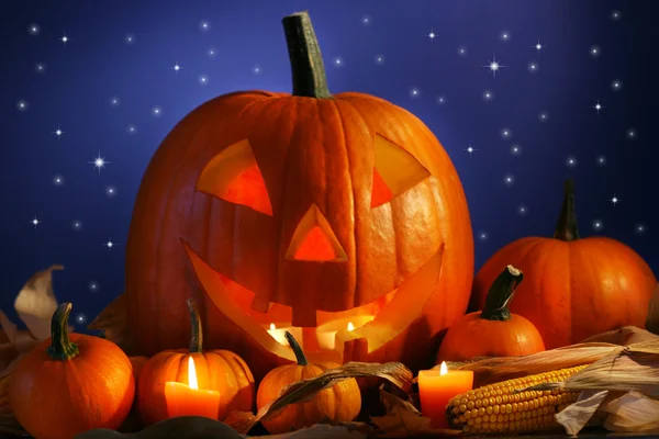 Abóbora de Halloween contra uma noite estrelada — Fotografia de Stock