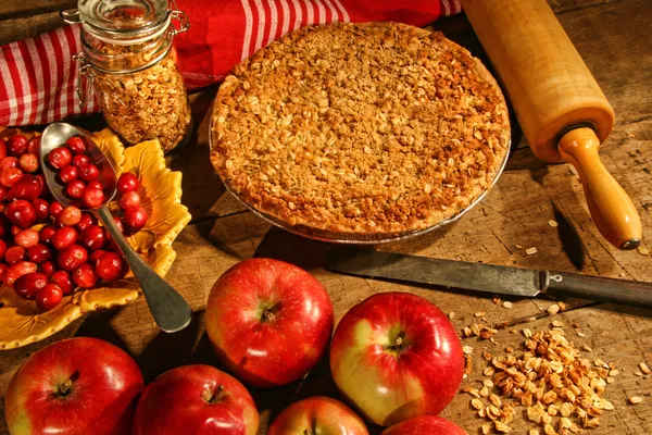 Streuselkuchen mit Äpfeln und Preiselbeeren — Stockfoto
