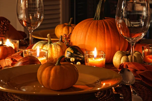 Feestelijke herfst plaats instellingen met pumpkins — Stockfoto