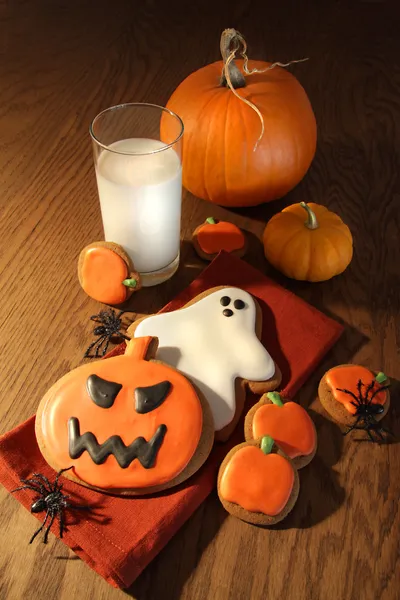 Biscuits d'Halloween avec un verre de lait — Photo