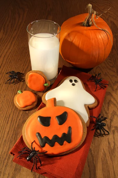 ハロウィンのクッキーとミルク — ストック写真