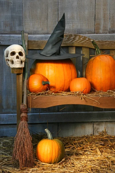 大きなかぼちゃな黒い魔女の帽子とほうき — ストック写真
