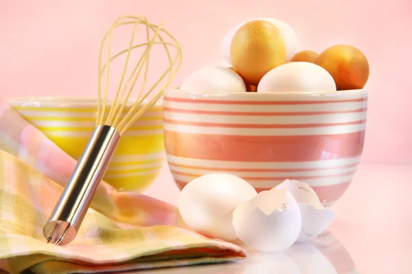 Huevos marrones y blancos — Foto de Stock
