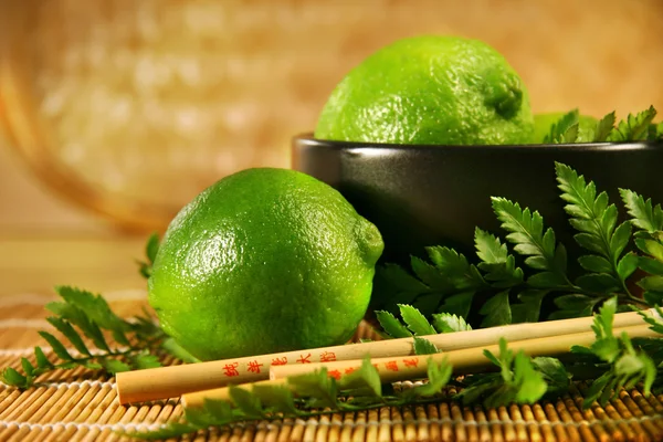 Limes met stokjes — Stockfoto
