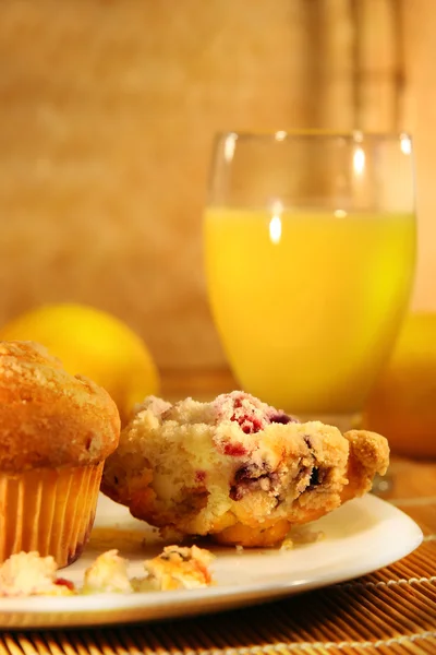 Muffiny a pomerančová šťáva — Stock fotografie