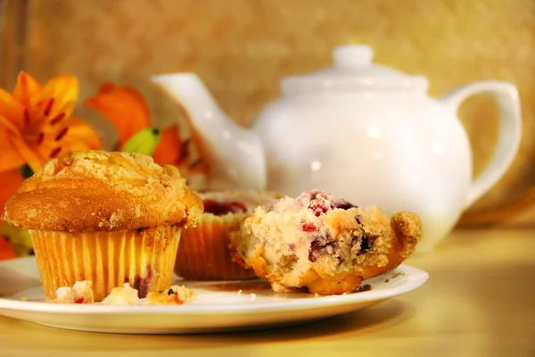 Cranberry muffins and tea — Stock Photo, Image