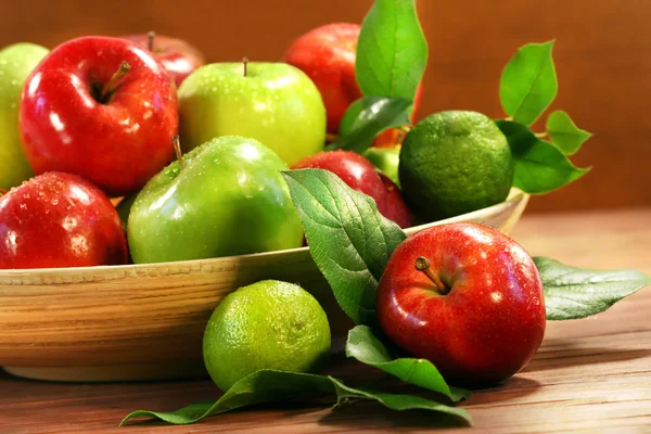Red and green apples in a bowl — Stock Photo, Image