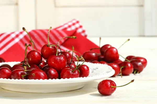 Красные вишни на тарелке — стоковое фото