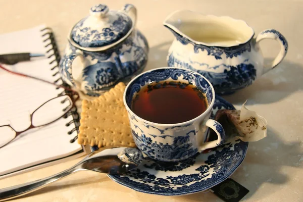 Xícara de chá de café da manhã inglês com biscoitos — Fotografia de Stock